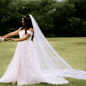 Galina Signature Size 10 Wedding Dress w/ removable sleeves✨